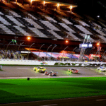 Daytona banen med biler om aftenen