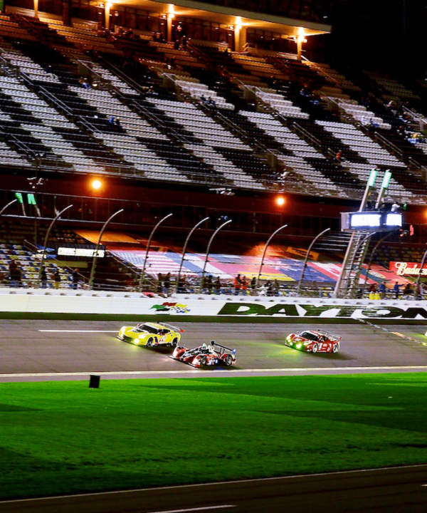 Daytona banen med biler om aftenen