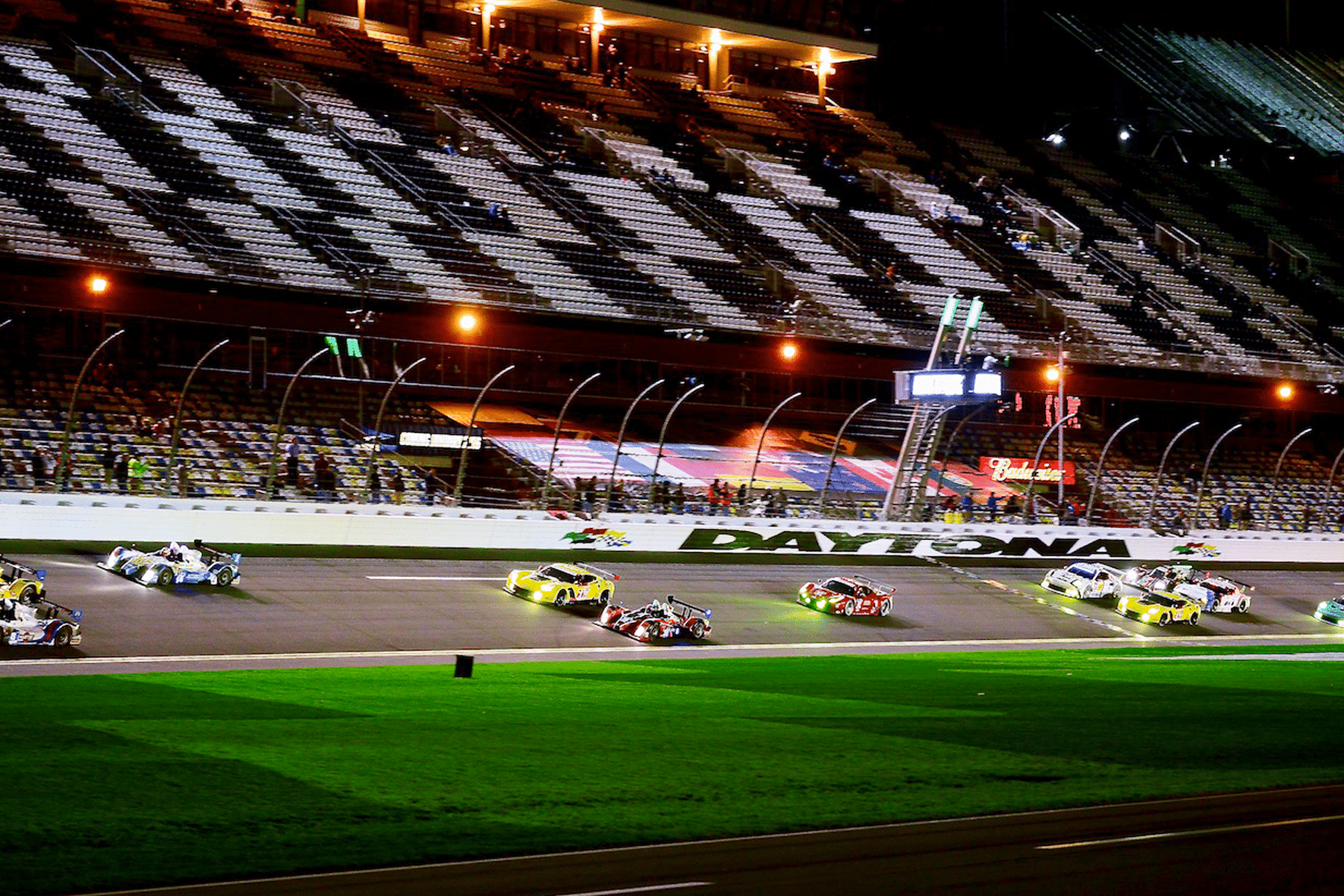 Daytona banen med biler om aftenen