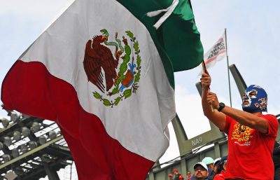 Formel 1 - tilskuer flager til Mexicos gp