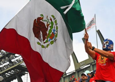 Formel 1 - tilskuer flager til Mexicos gp