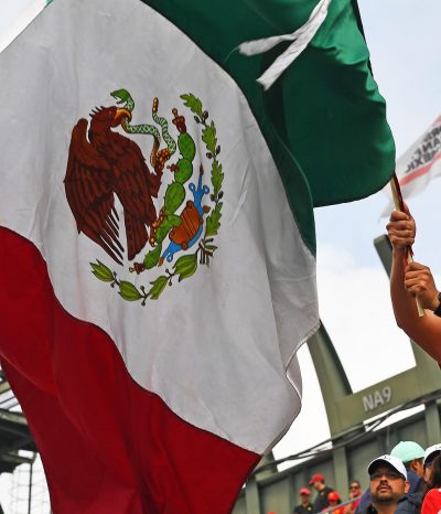 Formel 1 - tilskuer flager til Mexicos gp