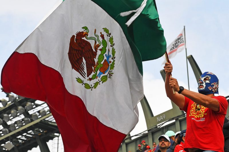 Formel 1 - tilskuer flager til Mexicos gp