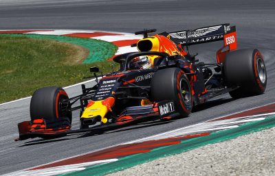 Formel 1 spa - Redbull racer rundt i en curve