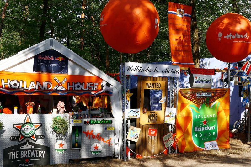 formel 1 holland - hytter og boder fyldt med souvenir