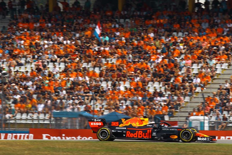 holland formel 1 tickets - max verstappen i hans redbull foran hollandske fans