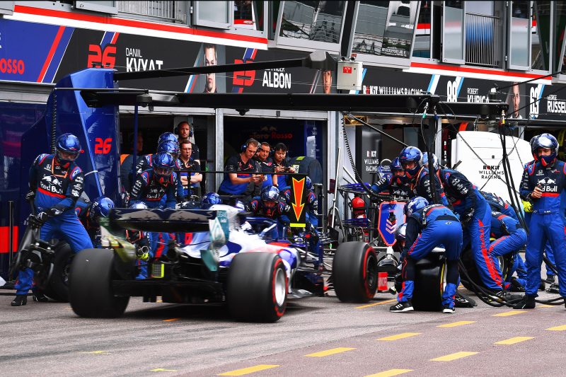 monaco grand prix - toro rosso på vej i pit