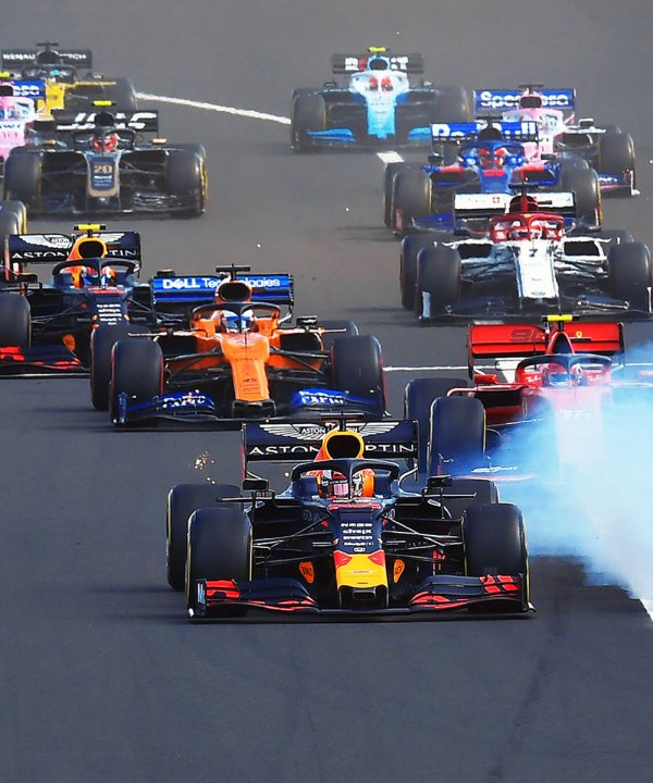 Formel 1 - bilerne er i gang og køre tæt