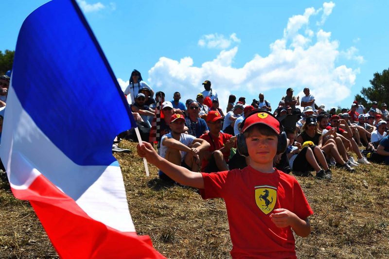 formel 1 frankrig - ferrari fan med fransk flag i hånden
