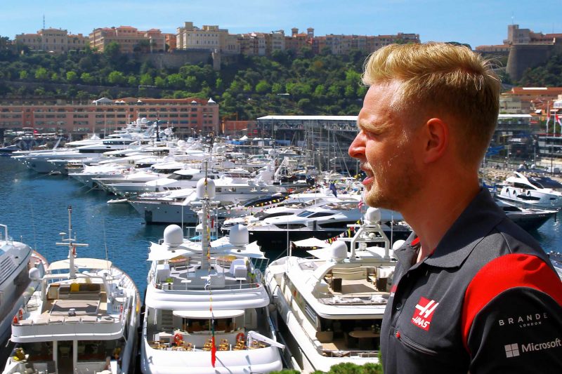 monaco grand prix - kevin ved havnen med skibe i baggrunden