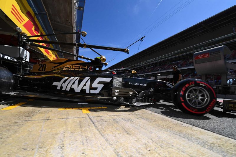 spaniens grand prix formel 1 - haas racer ved garagen