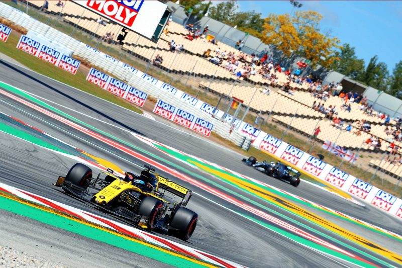 spaniens grand prix formel 1 - renault racer med tribuner i baggrunden
