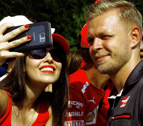 formel 1- Kevin magnussen med fan