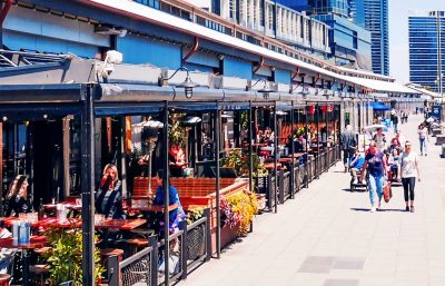 australsk tidszone - strand promenade med cafeer