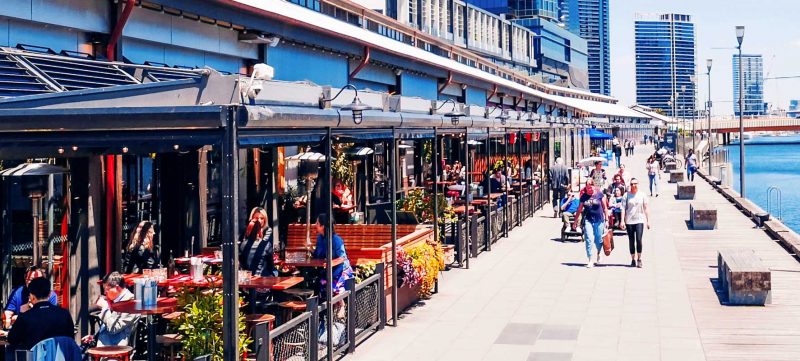 australsk tidszone - strand promenade med cafeer