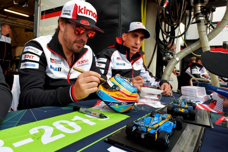 Le Mans - Alonso Autografer