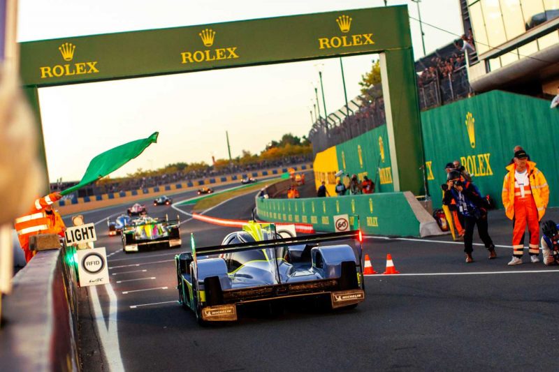 le mans - biler forlader pitlane