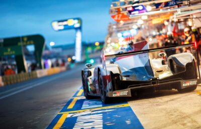 rejser til le mans - bil på vej ud fra pitten