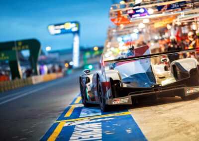 rejser til le mans - bil på vej ud fra pitten