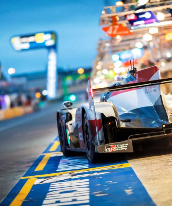 rejser til le mans - bil på vej ud fra pitten