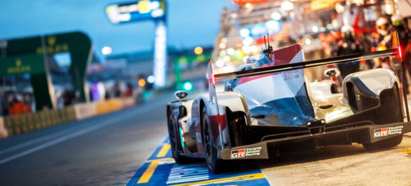 rejser til le mans - bil på vej ud fra pitten