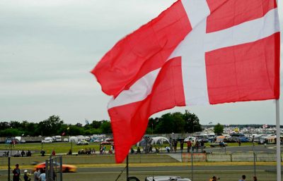 f1 østrig - banen med racer og tribune i baggrunden