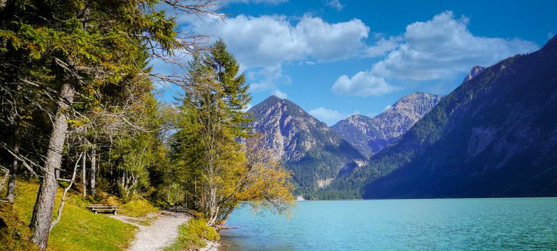 formel 1 østrig - smuk natur med sø mellem klipper