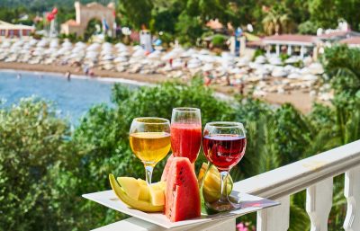 formel 1 bane spanien - vin og frugt p åhotellet med udsigt over poolen
