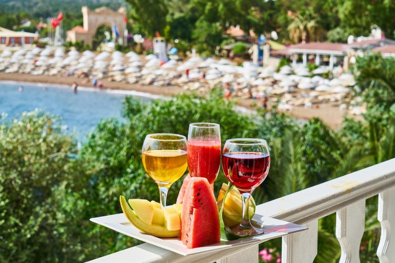 formel 1 bane spanien - vin og frugt p åhotellet med udsigt over poolen