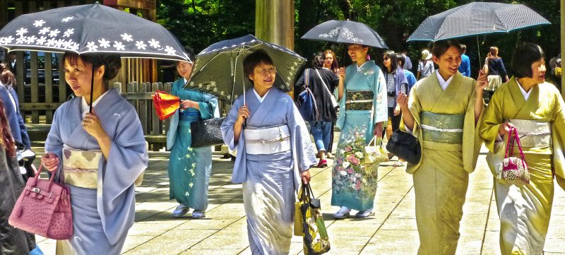 formel 1 japan - kvinder med paraply lokale