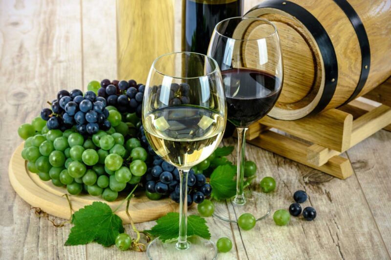 Ven og druer fra vingård